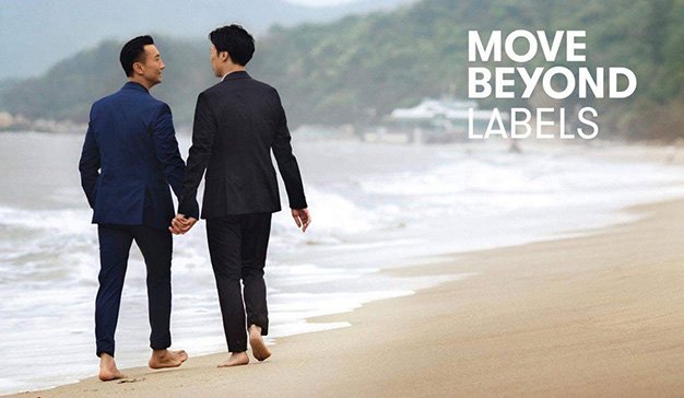 La polémica por la censura de un anuncio de una pareja gay obliga al aeropuerto de Hong Hong a revertir su decisión
