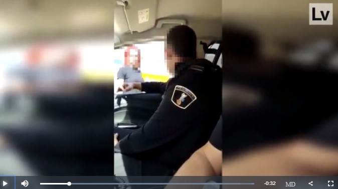 Un vídeo subido a las redes muestra a un agente de policía profiriendo frases como «de día eres aún más feo»